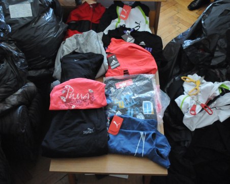 Хванаха тонове дрехи с канцерогенни вещества преди да залеят пазара у нас