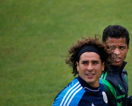 Мексикански национали загряха за световното с 30 проститутки ВИДЕО