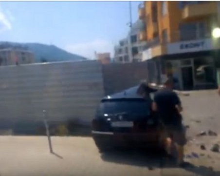 Мотор се е заби странично в “Голф“, рокерът е в болница ВИДЕО
