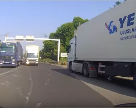 На косъм от меле: Турски камион не спира на знак “Стоп“ край Пловдив ВИДЕО