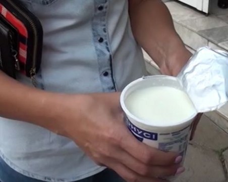 Опасно мляко с изтекъл срок на годност тормози хората от Сопот ВИДЕО