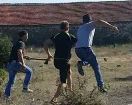 Пияни роми изкараха брадва и нож на работници в училище