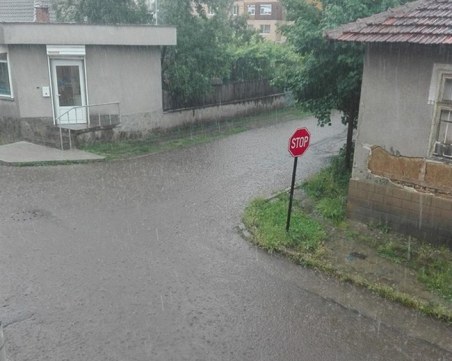 Порой превърна улиците на Пирдоп в реки, в околността падат мълнии СНИМКИ