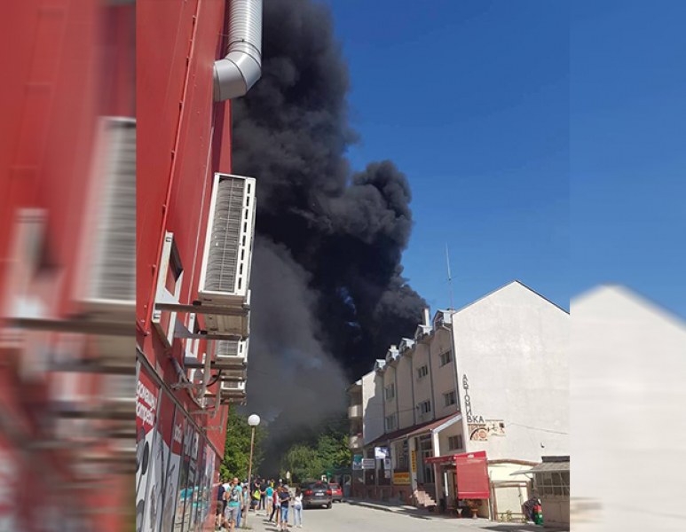 Гори покривът на гимназия СНИМКА