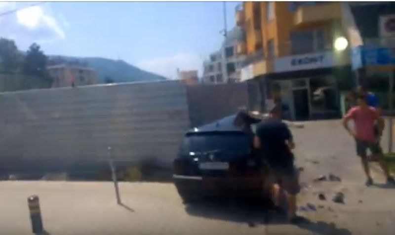 Мотор се е заби странично в “Голф“, рокерът е в болница ВИДЕО