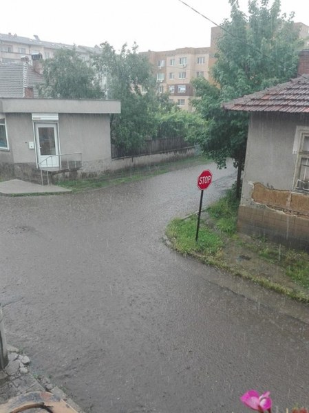 Порой превърна улиците на Пирдоп в реки, в околността падат мълнии СНИМКИ