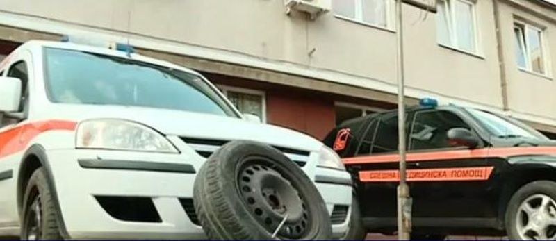 Шофьорът на линейката с нарязаната гума: Колоездачът заплаши, че ще ме убие