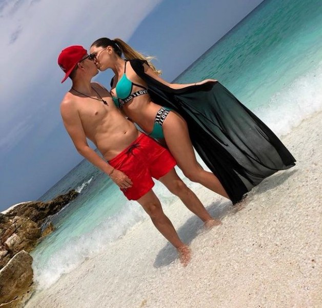 Тошко Неделев заведе Анита на романтичен плаж на Тасос СНИМКИ