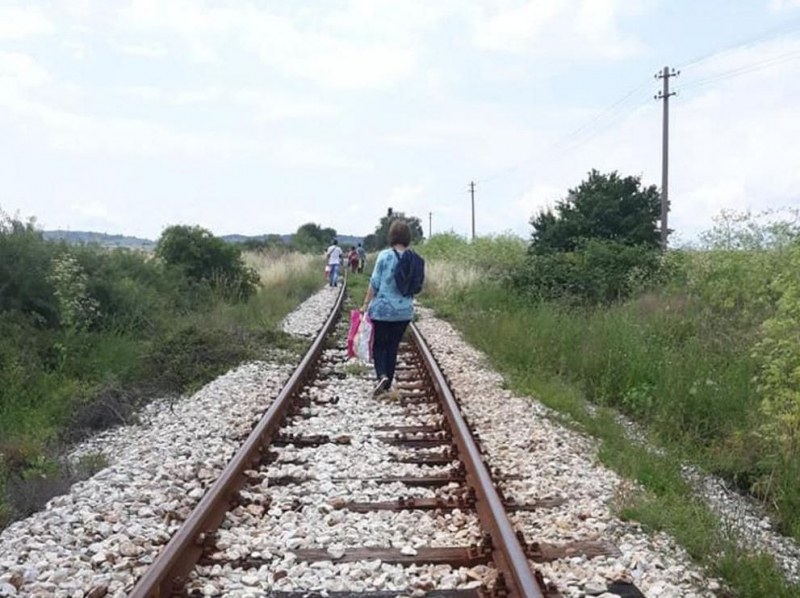 Влакът Пловдив-Панагюрище се запали в движение, пътниците ходили пеш 3 километра