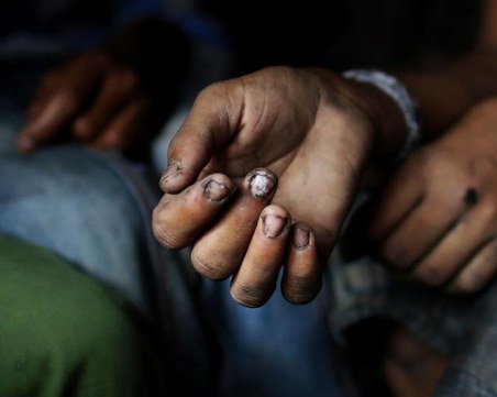 Дете от Индия шие футболните топки, които купуваме. Но на каква цена?