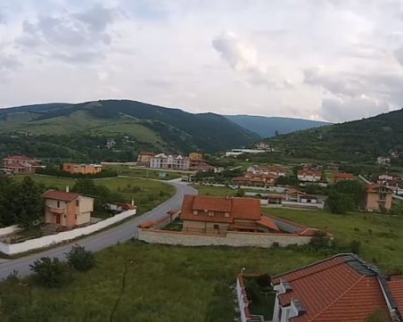 Новите къщи в Белащица остават без разрешително за ВиК? Режат ги за присъединяване