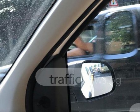 Пловдивски айляк си изпери крака през прозореца на колата и си защъка по улиците СНИМКИ