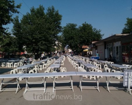 Столипиново се превърна в огромна столова! Пътят е затворен, полиция нащрек за ифтара СНИМКИ