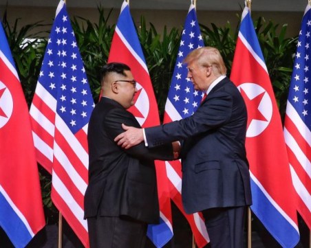 Тръмп потупа Ким по гърба: Ще имаме страхотни отношения ВИДЕО