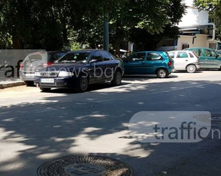 Царят на пътя в Пловдив! Ауди паркира в средата на булевард, коли го заобикалят в насрещното СНИМКИ