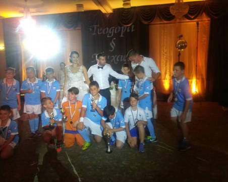 Цял футболен отбор изненада треньора от Локо Михаел Ангелов на сватбата му