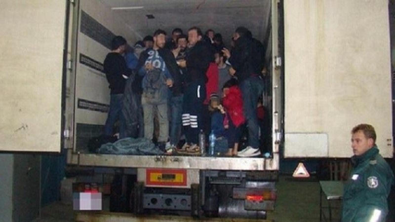 Хванаха 30 мигранти в тир, управляван от българин