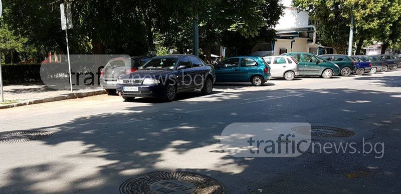 Царят на пътя в Пловдив! Ауди паркира в средата на булевард, коли го заобикалят в насрещното СНИМКИ