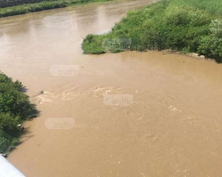 Взеха проби от мътната вода на река Марица в Пловдив, замърсяването идва от Луда Яна