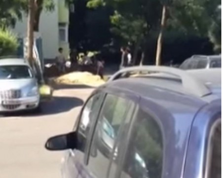 Дете работи на строителна площадка, умело върти лопатата между по-възрастните ВИДЕО