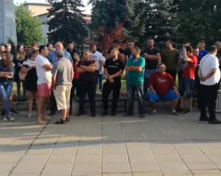 Град се вдигна на протест, след като пияни цигани с брадви нападнаха жители ВИДЕО