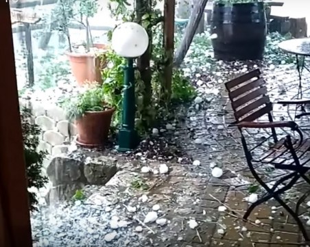 Градушка, колкото юмрук, удари Словения ВИДЕО