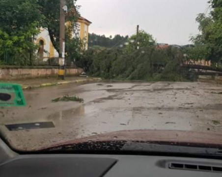 Градушка удари Триград, пороен дъжд наводни улици в страната