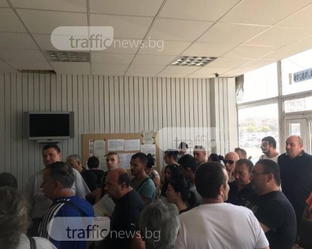 Хаос и опашки в КАТ Пловдив! Мъж със счупен крак чака 3 часа пред гишето СНИМКИ