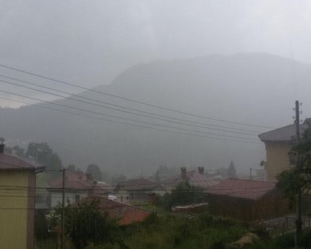 Пороен дъжд и силна градушка удариха Смолянско и Пампорово