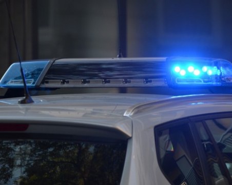 Ревнива жена наръга мъжа си с нож и избяга