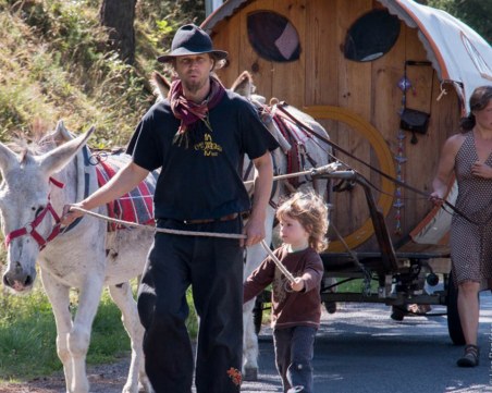 Родопско село ще заговори на френски, немски и фински! Добралък се заселва с артисти
