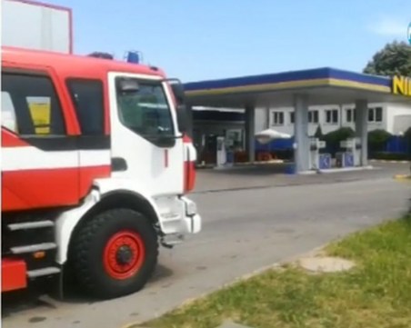 Теч на газ в бензиностанция, пожарникари евакуират хората ВИДЕО