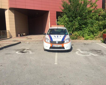 “ВИП пазители“ охраняват две места за инвалиди в Пловдив СНИМКИ