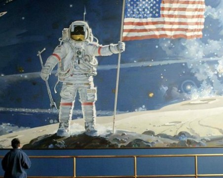 Жена съди НАСА - искат да й вземат пясъка от Луната, подарен й от Нийл Армстронг