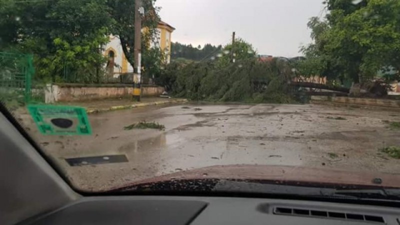 Градушка удари Триград, пороен дъжд наводни улици в страната