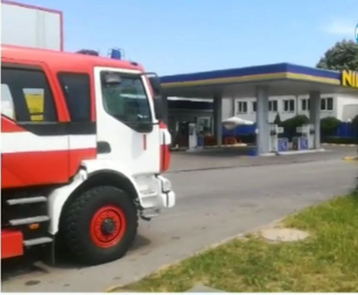 Теч на газ в бензиностанция, пожарникари евакуират хората ВИДЕО
