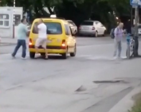 Колоездач шамароса таксиметров шофьор ВИДЕО