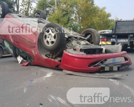 Пиян шофьор обърна кола по таван, две момичета са ранени