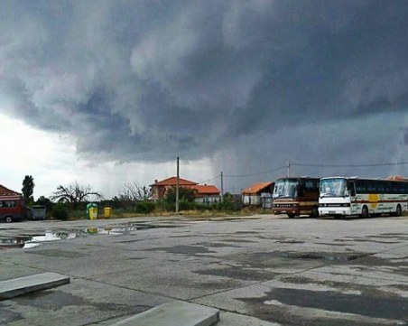 Силна буря с градушка връхлетя Кричим