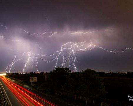 Уникални СНИМКИ показват гръмотевичната буря над Пловдив