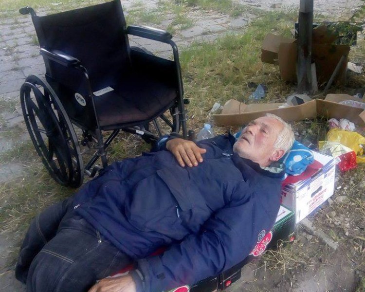 Бездомникът инвалид, който живее под дърво, бе открит от брат си! Издирвал го 20 години