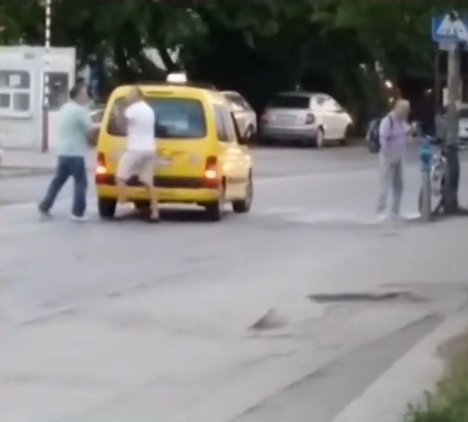 Колоездач шамароса таксиметров шофьор ВИДЕО