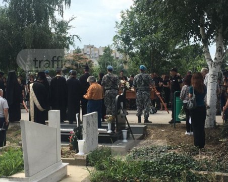 Близки, военни и министри си взимат последно сбогом със загиналите в авиокатастрофата в Пловдив ВИДЕО+СНИМКИ