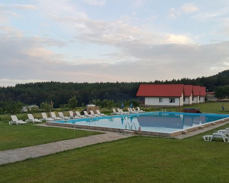 Данъчни запечатват комплексa “Бяло камъне“ край Старосел СНИМКИ