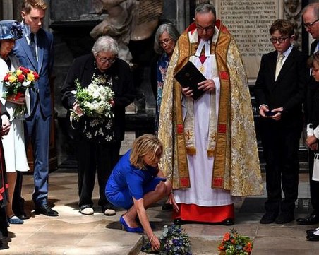 Изстреляха гласа на Стивън Хокинг в Космоса на погребението му