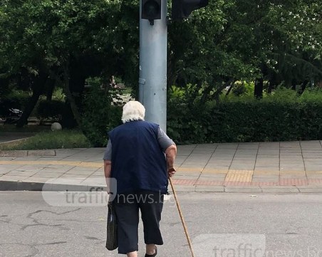 Пловдивска баба тръгна да пресича на червено, автомобил НЕ я удари! СНИМКИ
