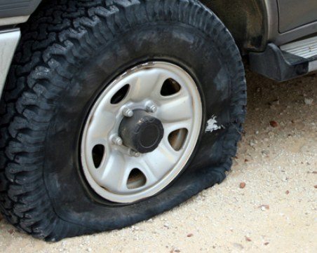 Саморазправа с пловдивско семейство - нарязаха гумите на колите им