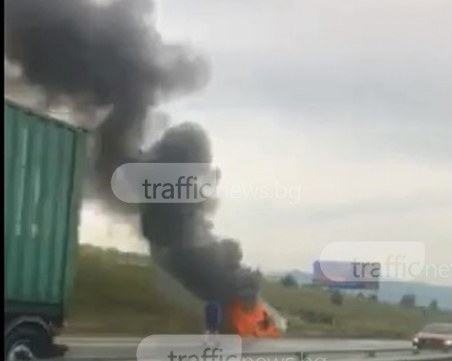 Тежка катастрофа на магистралата до Пловдив! Кола по таван гори!