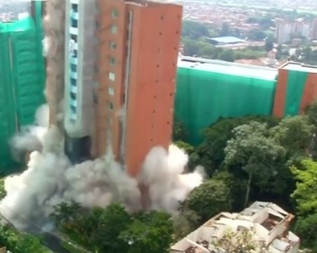 Зрелищна експлозия разруши 54-метрова сграда в Колумбия