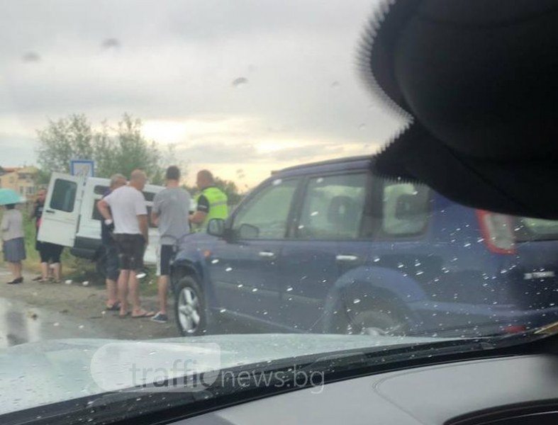 Две капки дъжд+малко трафик=катастрофа на Околовръстното в Пловдив СНИМКИ